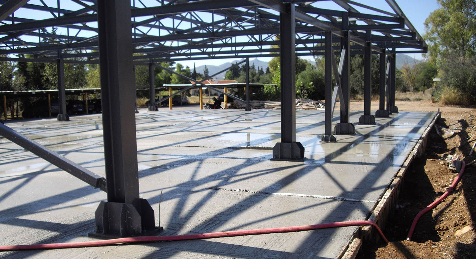 Δομικός σκελετός μεταλλικού κτιρίου υπό κατασκευή